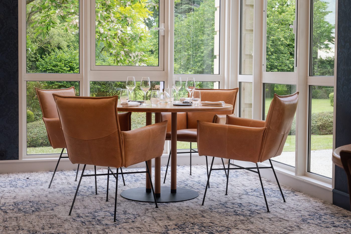 Salon lumineux d'un hôtel avec fauteuils en cuir