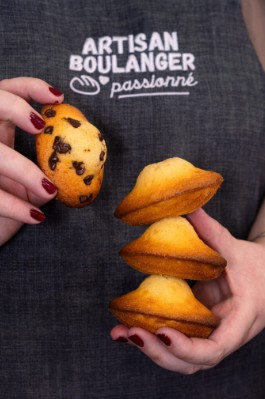 Boulanger présentant des madeleines